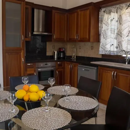 Casa vacanze Julia I - Luxury 3-br Retreat With Sea & Mountain Views Peyia