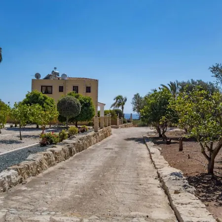 Julia I - Luxury 3-br Retreat With Sea & Mountain Views Casa vacanze Peyia