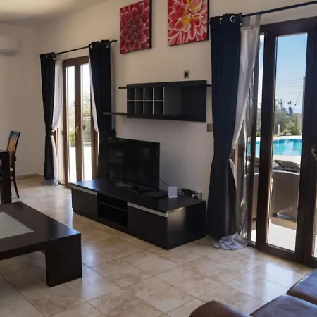 Casa vacanze Julia I - Luxury 3-br Retreat With Sea & Mountain Views Peyia
