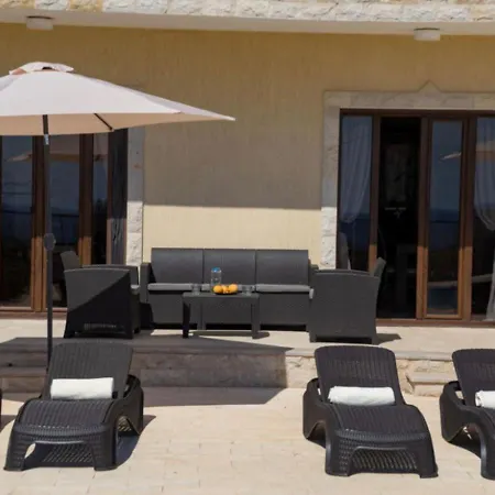 Julia I - Luxury 3-br Retreat With Sea & Mountain Views Peyia