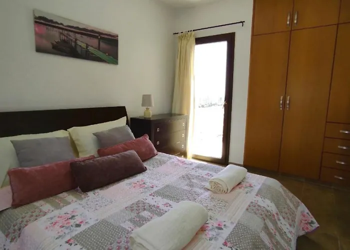 Julia I - Luxury 3-br Retreat With Sea & Mountain Views