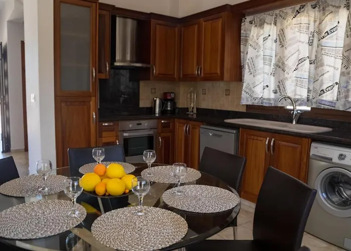 Prázdninový dům Julia I - Luxury 3-br Retreat With Sea & Mountain Views Pegeia