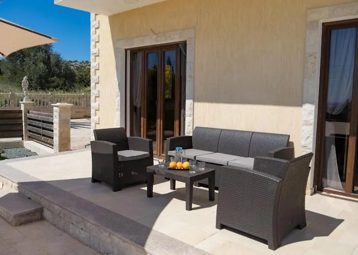 Prázdninový dům Julia I - Luxury 3-br Retreat With Sea & Mountain Views Pegeia