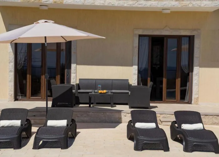 Julia I - Luxury 3-br Retreat With Sea & Mountain Views Πέγεια